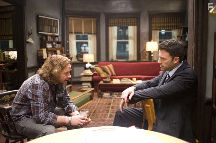 Russell Crowe and Ben Affleck in Большая игра (2009)