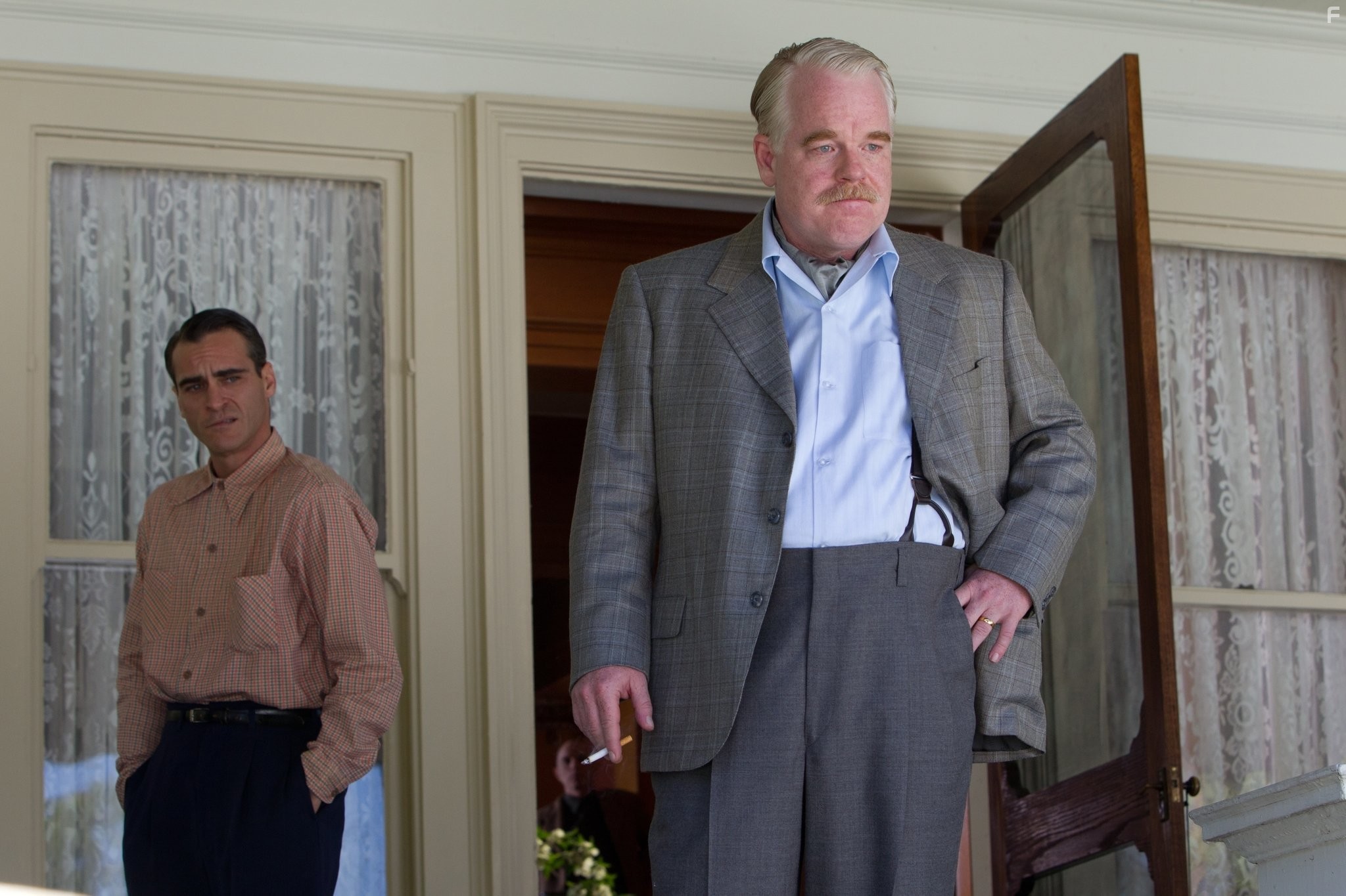 Philip Seymour Hoffman and Joaquin Phoenix in Мастер (2012)