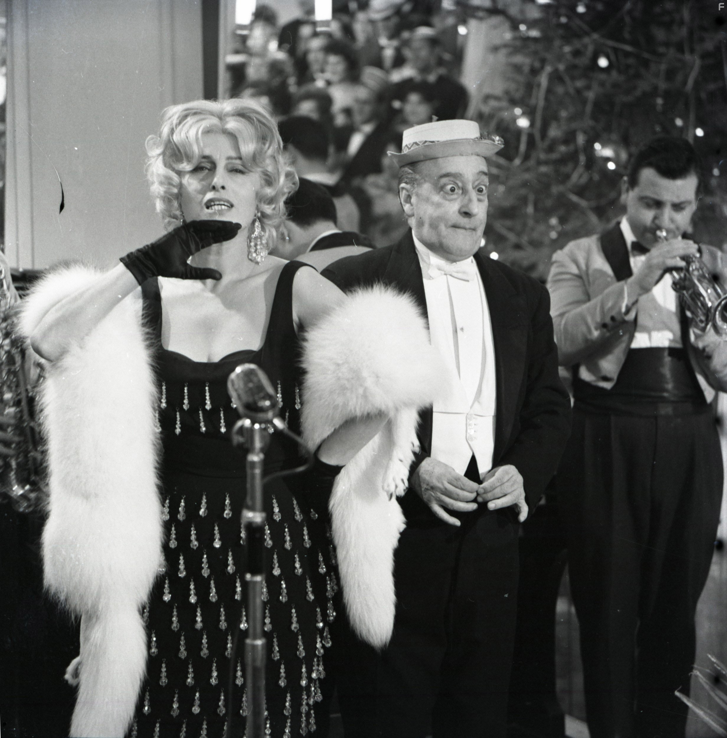 Anna Magnani and Tot? in Risate di gioia (1960)