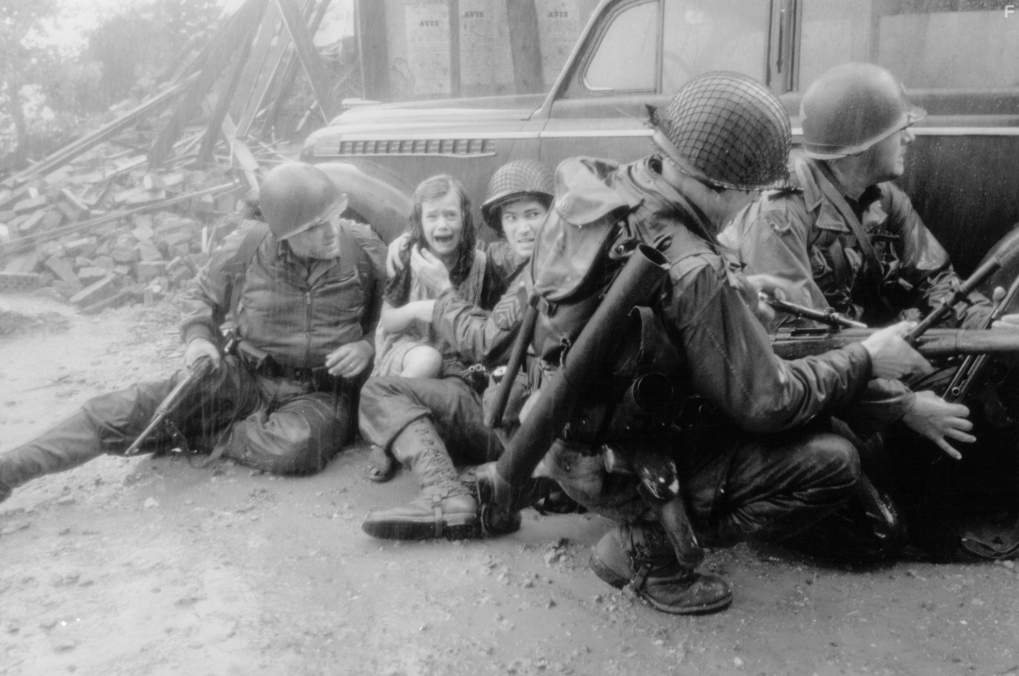 Tom Hanks, Jeremy Davies, Tom Sizemore, and Anna Maguire in Спасти рядового Райана (1998)