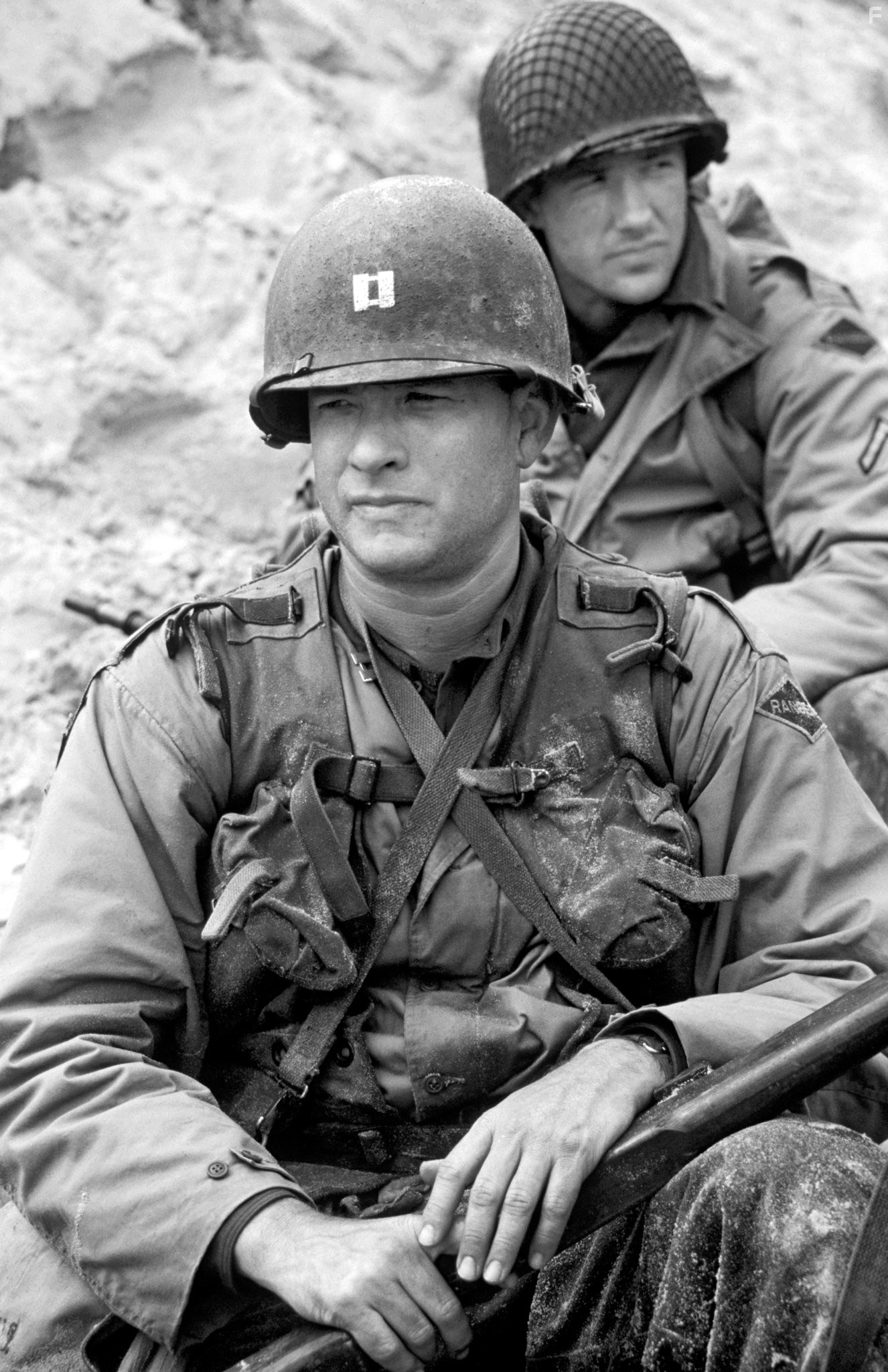 Tom Hanks and Edward Burns in Спасти рядового Райана (1998)