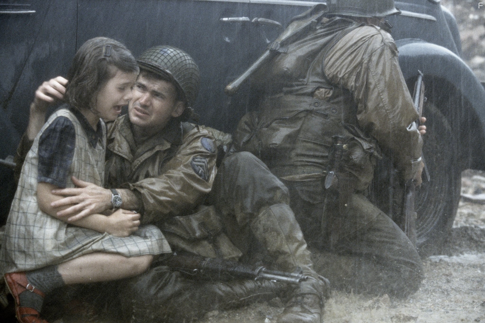 Jeremy Davies and Anna Maguire in Спасти рядового Райана (1998)