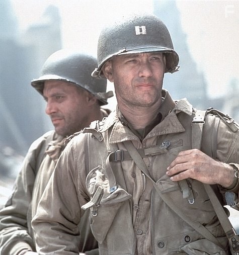 Tom Hanks and Tom Sizemore in Спасти рядового Райана (1998)