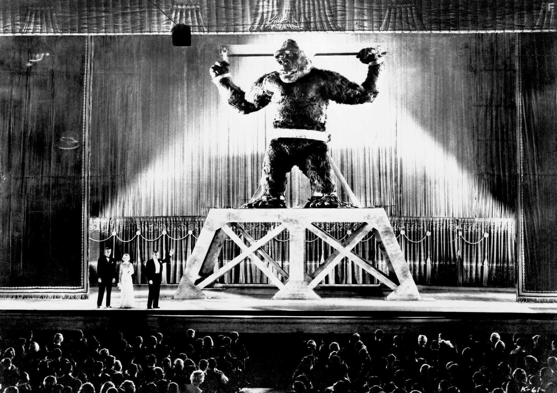 Robert Armstrong, Bruce Cabot, Fay Wray, and King Kong in Кинг Конг (1933)