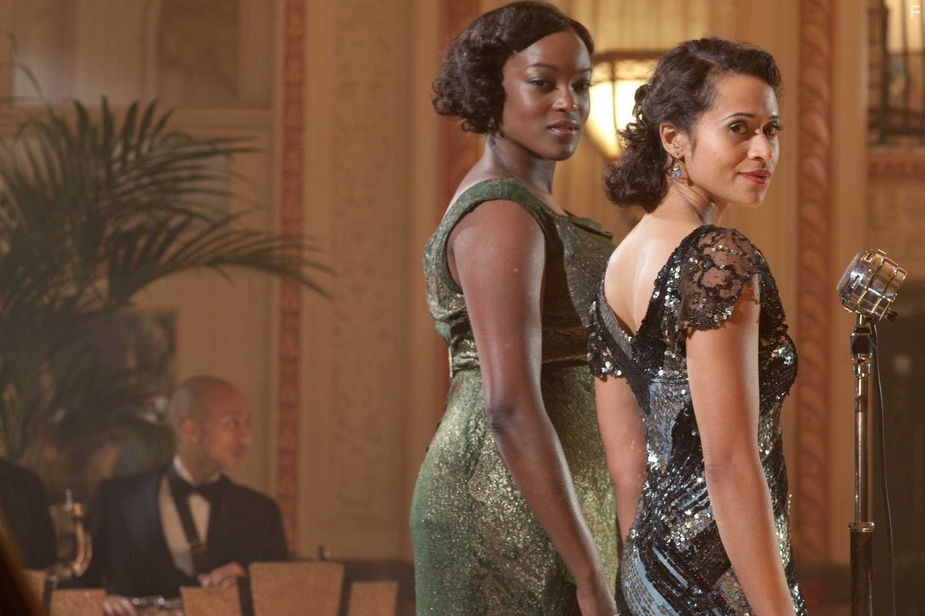 Angel Coulby and Wunmi Mosaku in Танцы на грани (2013)