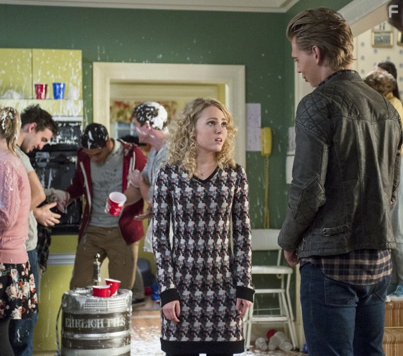 AnnaSophia Robb and Austin Butler in Дневники Кэрри (2013)