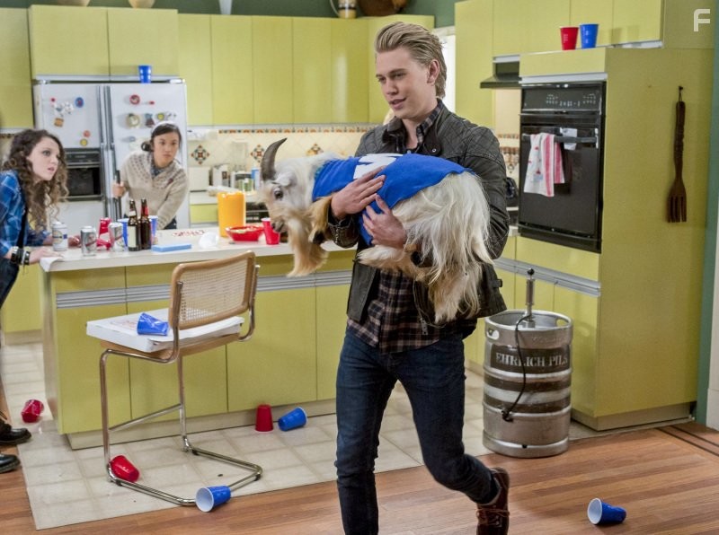 Austin Butler, Ellen Wong, and Stefania LaVie Owen in Дневники Кэрри (2013)