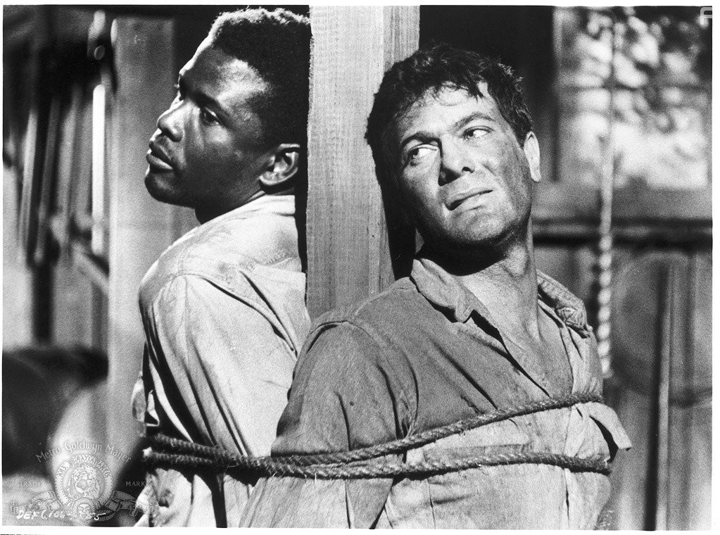Tony Curtis and Sidney Poitier in Не склонившие головы (1958)