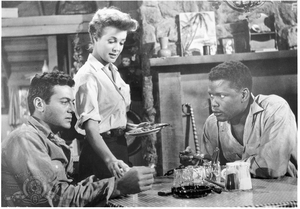 Tony Curtis, Sidney Poitier, and Cara Williams in Не склонившие головы (1958)