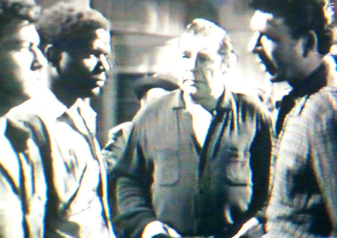 Tony Curtis, Lon Chaney Jr., Sidney Poitier, and Claude Akins in Не склонившие головы (1958)