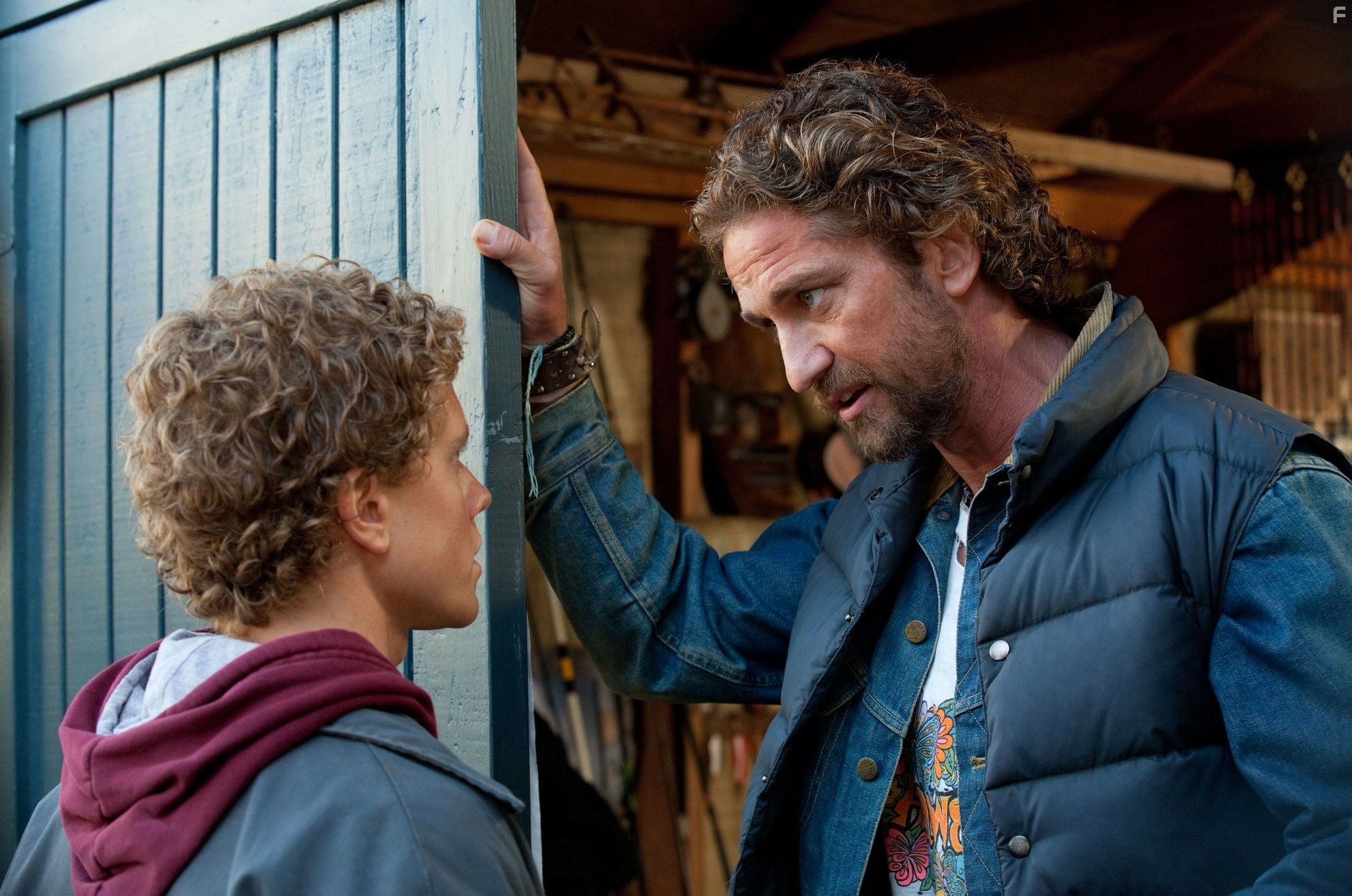 Gerard Butler and Jonny Weston in Покорители волн (2012)