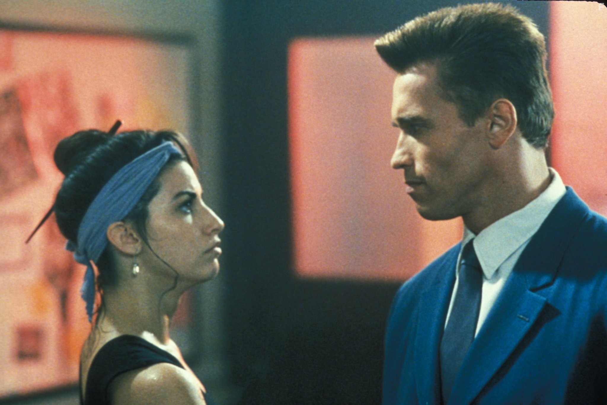 Gina Gershon and Arnold Schwarzenegger in Красная жара (1988)