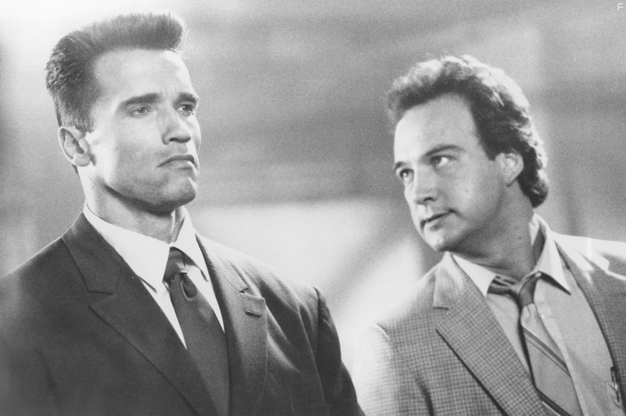 Arnold Schwarzenegger and James Belushi in Красная жара (1988)