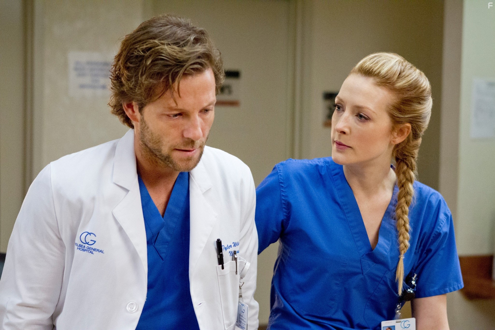 Jamie Bamber and Jennifer Finnigan in Тяжёлый понедельник (2013)