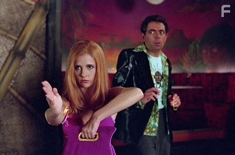(L-r) Daphne (SARAH MICHELLE GELLAR) and Emile Mondavarious (ROWAN ATKINSON) in Warner Bros. Pictures' live-action comedy "Scooby-Doo."