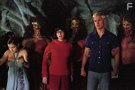 Linda Cardellini and Freddie Prinze Jr. in Скуби-Ду (2002)