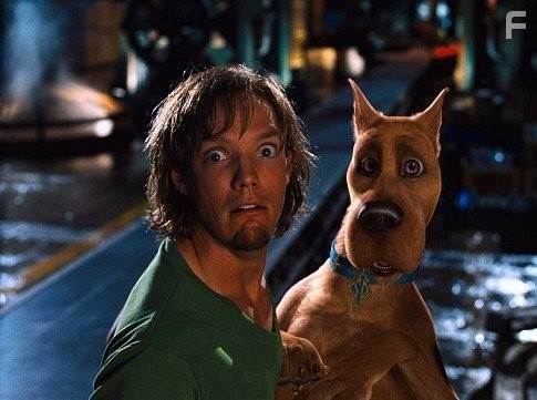 (L-r) Shaggy (MATTHEW LILLARD) and SCOOBY-DOO in Warner Bros. Pictures' live-action comedy "Scooby-Doo."