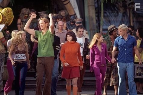 Rowan Atkinson, Matthew Lillard, Sarah Michelle Gellar, Linda Cardellini, and Freddie Prinze Jr. in Скуби-Ду (2002)