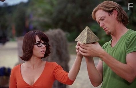 Matthew Lillard and Linda Cardellini in Скуби-Ду (2002)