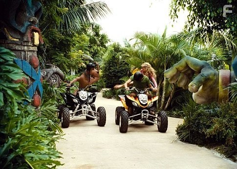 (L-r) SCOOBY-DOO, Shaggy (MATTHEW LILLARD) and Mary Jane (ISLA FISHER) in Warner Bros. Pictures' live-action comedy "Scooby-Doo."