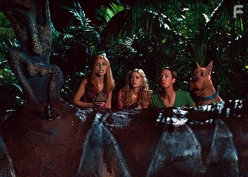 (L-r) Daphne (SARAH MICHELLE GELLAR), Mary Jane (ISLA FISHER), Shaggy (MATTHEW LILLARD) and SCOOBY-DOO in Warner Bros. Pictures' live-action comedy "Scooby-Doo."