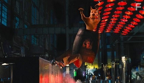 SCOOBY-DOO and Shaggy (MATTHEW LILLARD) in Warner Bros. Pictures' live-action comedy "Scooby-Doo."