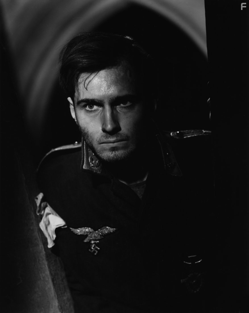 Helmut Dantine in Миссис Минивер (1942)