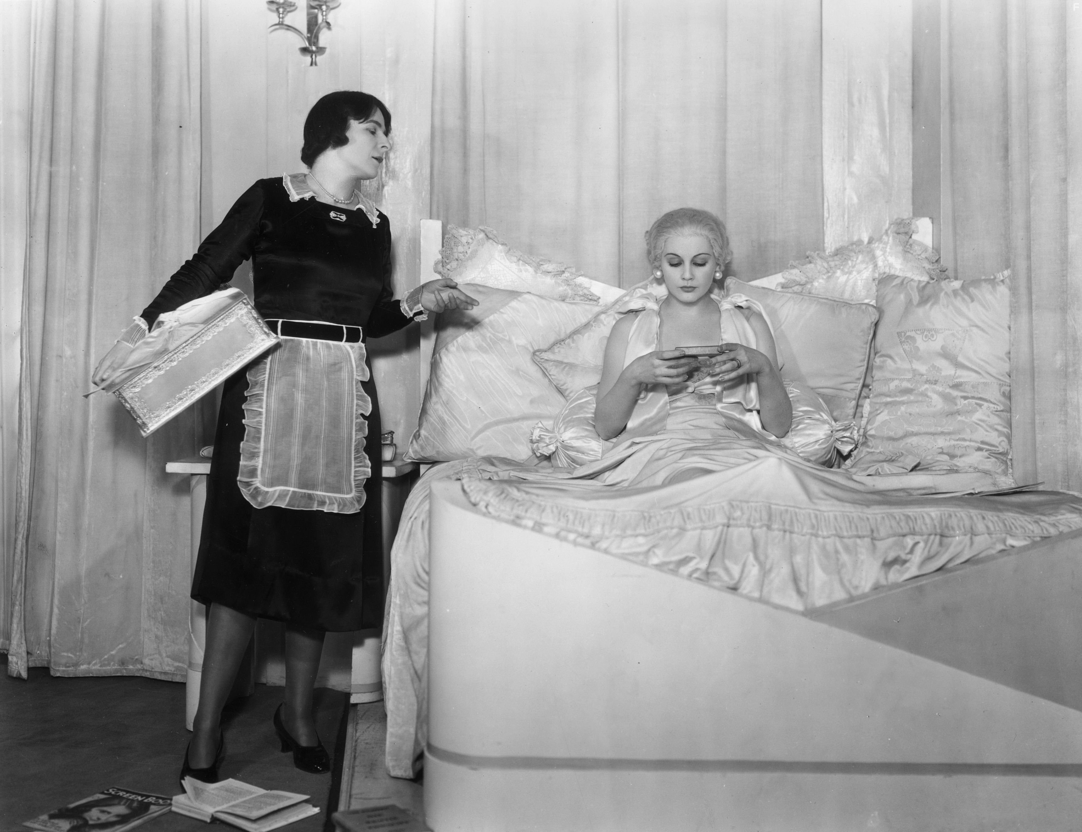 Judith Wood in Обед в восемь (1933)