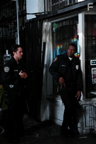 Thomas Ian Nicholas and Vondie Curtis-Hall in Веселая жизнь в Крэктауне (2009)