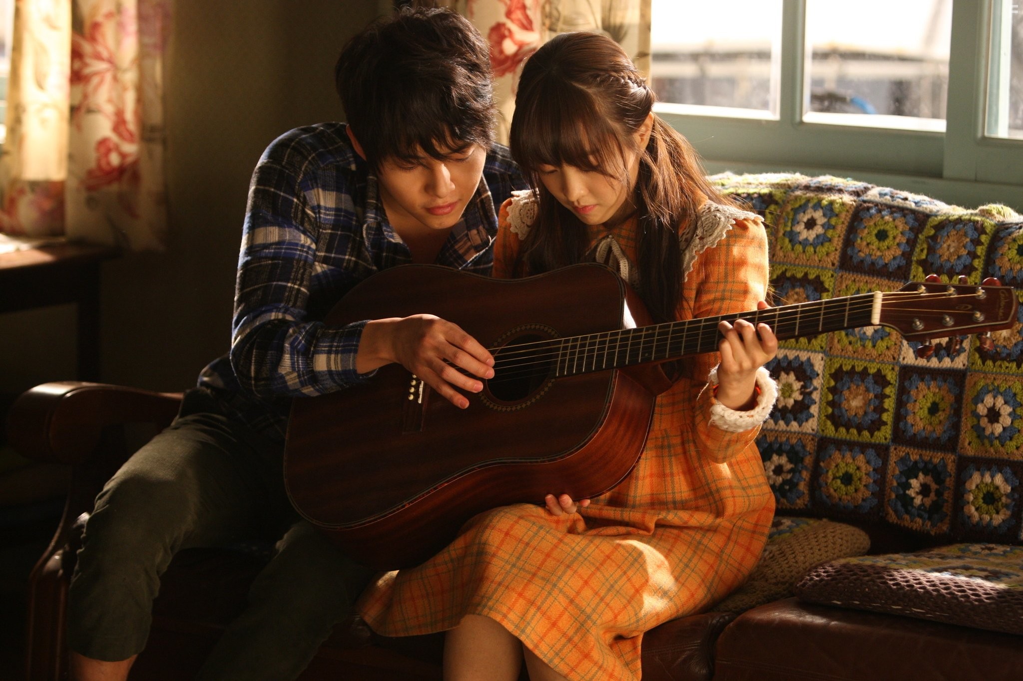 Bo-yeong Park and Joong-ki Song in Мальчик-оборотень (2012)