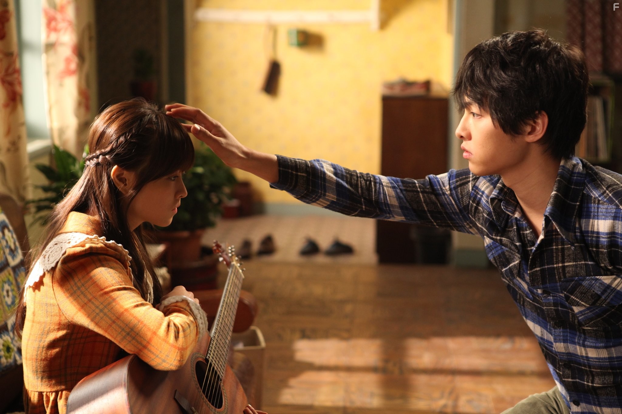 Bo-yeong Park and Joong-ki Song in Мальчик-оборотень (2012)