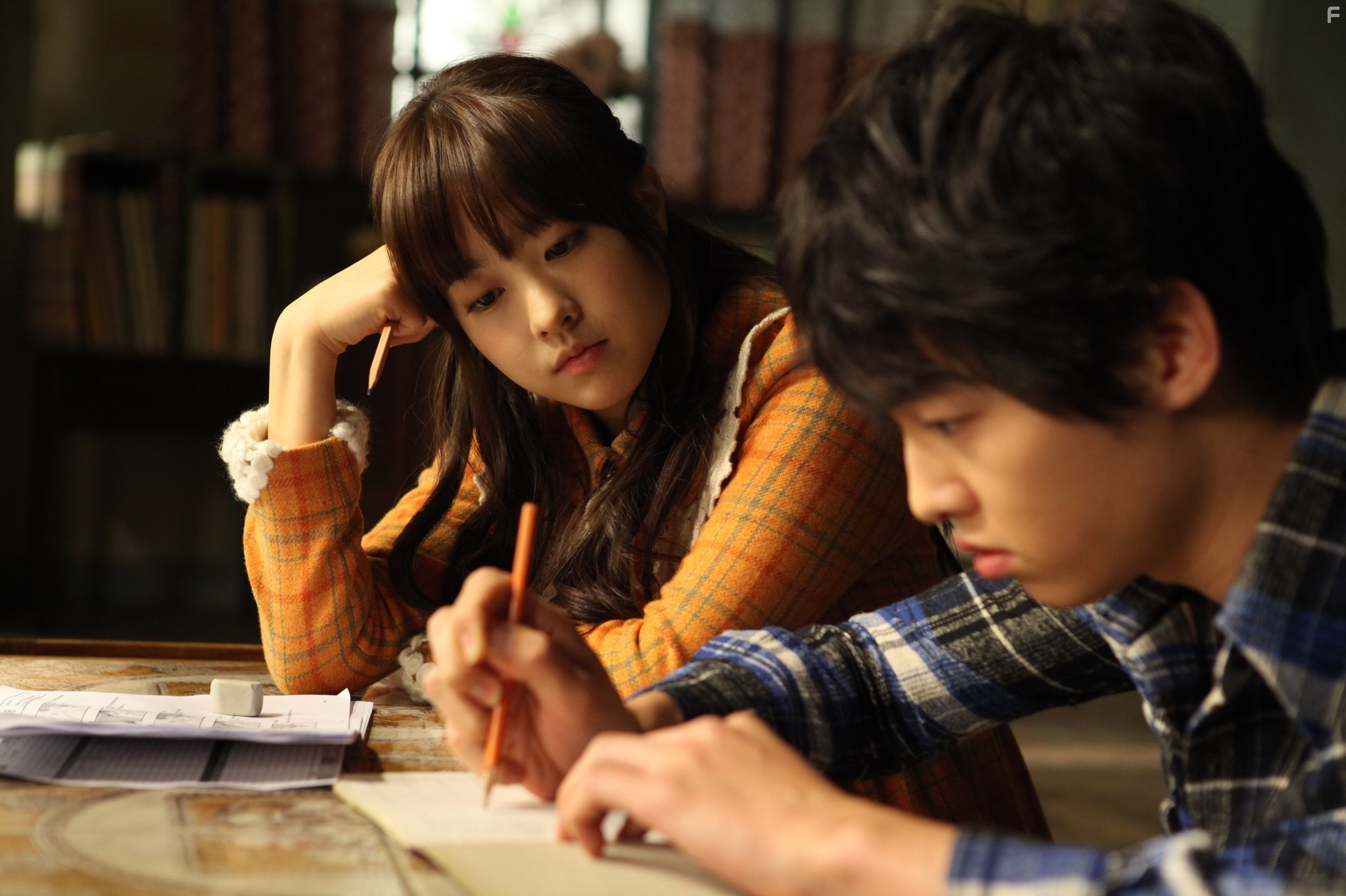 Bo-yeong Park and Joong-ki Song in Мальчик-оборотень (2012)