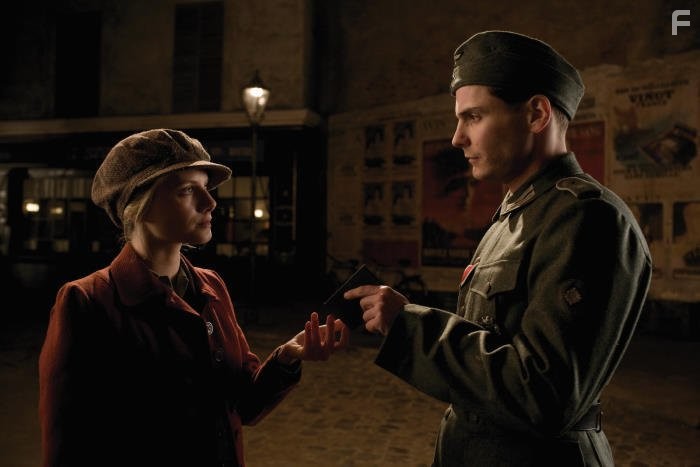 Daniel Br?hl and M?lanie Laurent in Бесславные ублюдки (2009)
