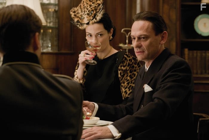 Julie Dreyfus and Sylvester Groth in Бесславные ублюдки (2009)