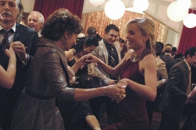 Radha Mitchell and Rade Serbedzija in Красная вдова (2013)