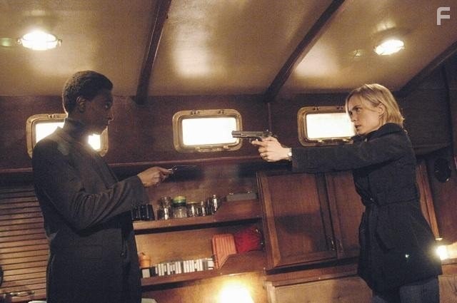 Radha Mitchell and Edi Gathegi in Красная вдова (2013)