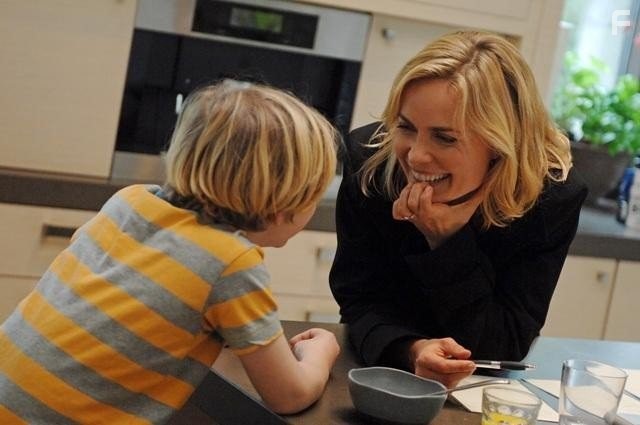 Radha Mitchell and Jakob Salvati in Красная вдова (2013)