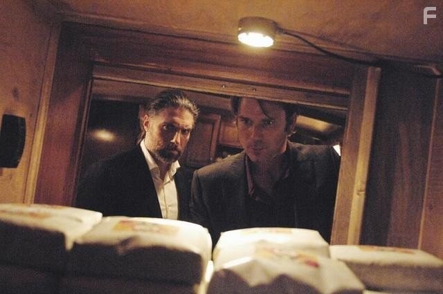 Anson Mount and Wil Traval in Красная вдова (2013)