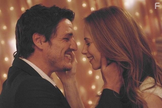 Pedro Pascal and Jaime Ray Newman in Красная вдова (2013)