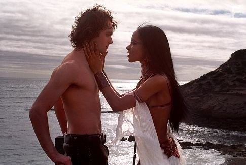 Aaliyah and Stuart Townsend in Королева проклятых (2002)