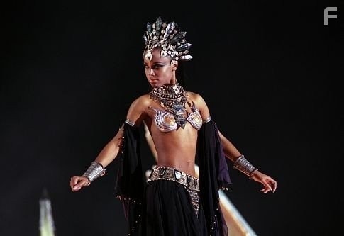 Aaliyah in Королева проклятых (2002)