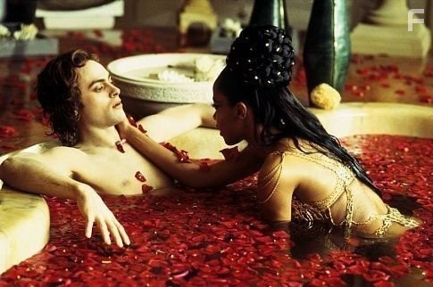Aaliyah and Stuart Townsend in Королева проклятых (2002)