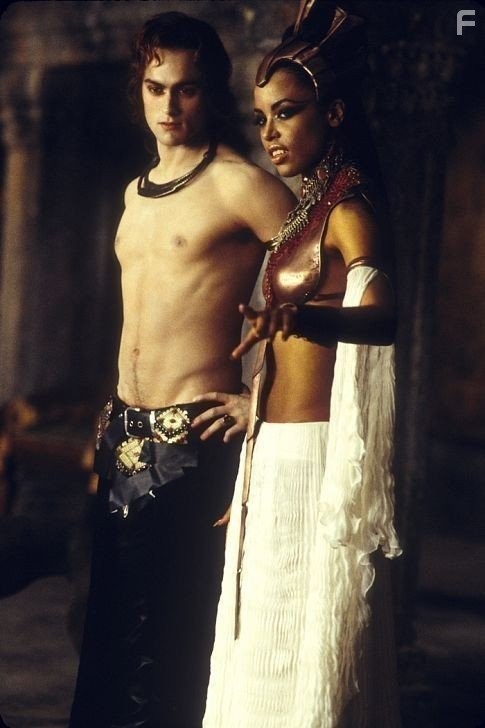 Aaliyah and Stuart Townsend in Королева проклятых (2002)