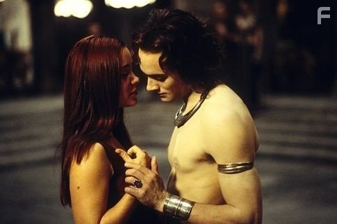Marguerite Moreau and Stuart Townsend in Королева проклятых (2002)