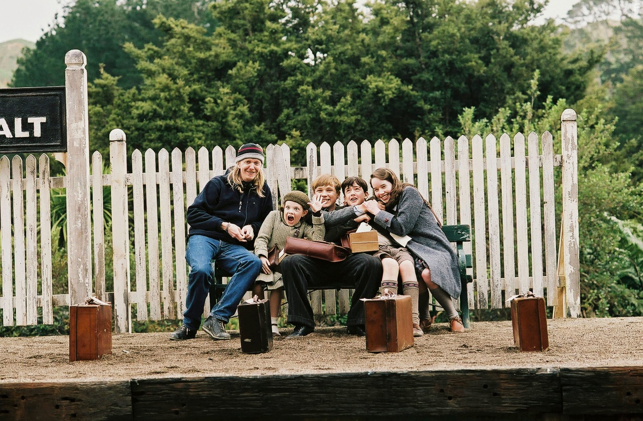 Andrew Adamson, William Moseley, Anna Popplewell, Skandar Keynes, and Georgie Henley in Хроники Нарнии: Лев, Колдунья и волшебный шкаф (2005)