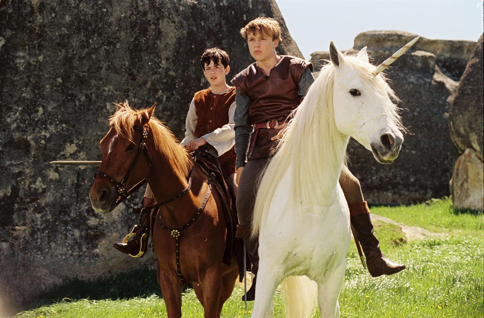 William Moseley and Skandar Keynes in Хроники Нарнии: Лев, Колдунья и волшебный шкаф (2005)