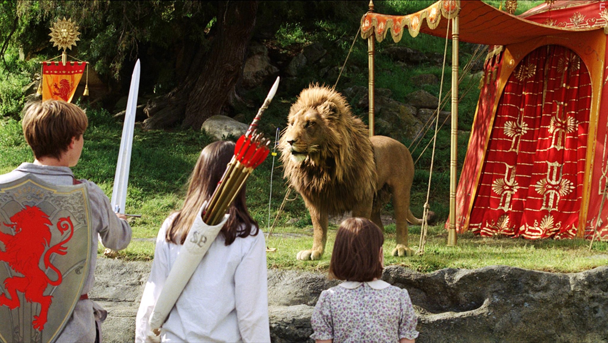 William Moseley, Anna Popplewell, and Georgie Henley in Хроники Нарнии: Лев, Колдунья и волшебный шкаф (2005)