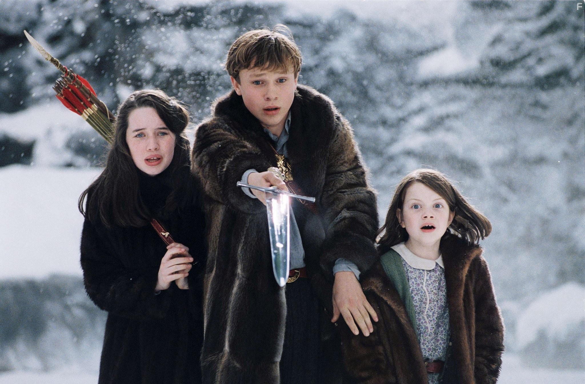 William Moseley, Anna Popplewell, and Georgie Henley in Хроники Нарнии: Лев, Колдунья и волшебный шкаф (2005)