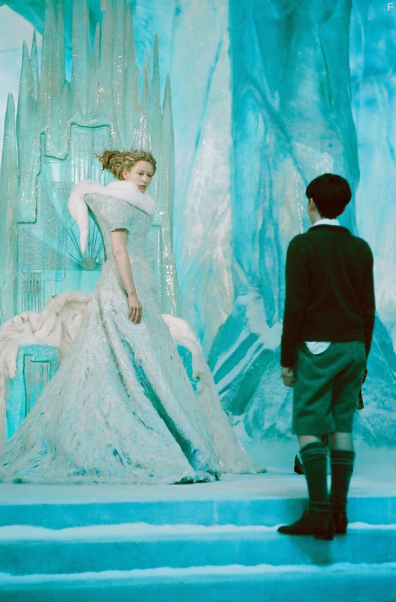 Tilda Swinton and Skandar Keynes in Хроники Нарнии: Лев, Колдунья и волшебный шкаф (2005)