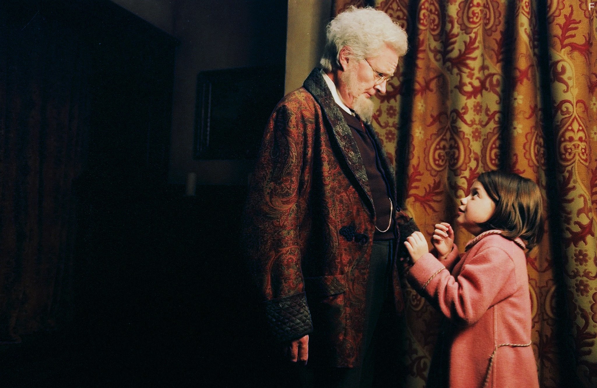 Jim Broadbent and Georgie Henley in Хроники Нарнии: Лев, Колдунья и волшебный шкаф (2005)